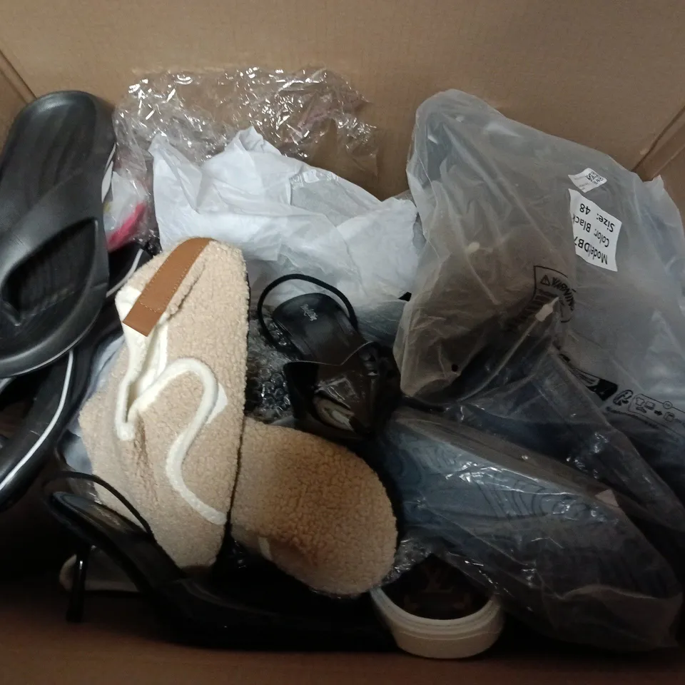 APPROXIMATELY 15 ASSORTED PAIRS OF SHOES AND FOOTWEAR ITEMS IN VARIOUS STYLES AND SIZES TO INCLUDE FASHION, PRETTY LITTLE THING, REDFISH, ETC