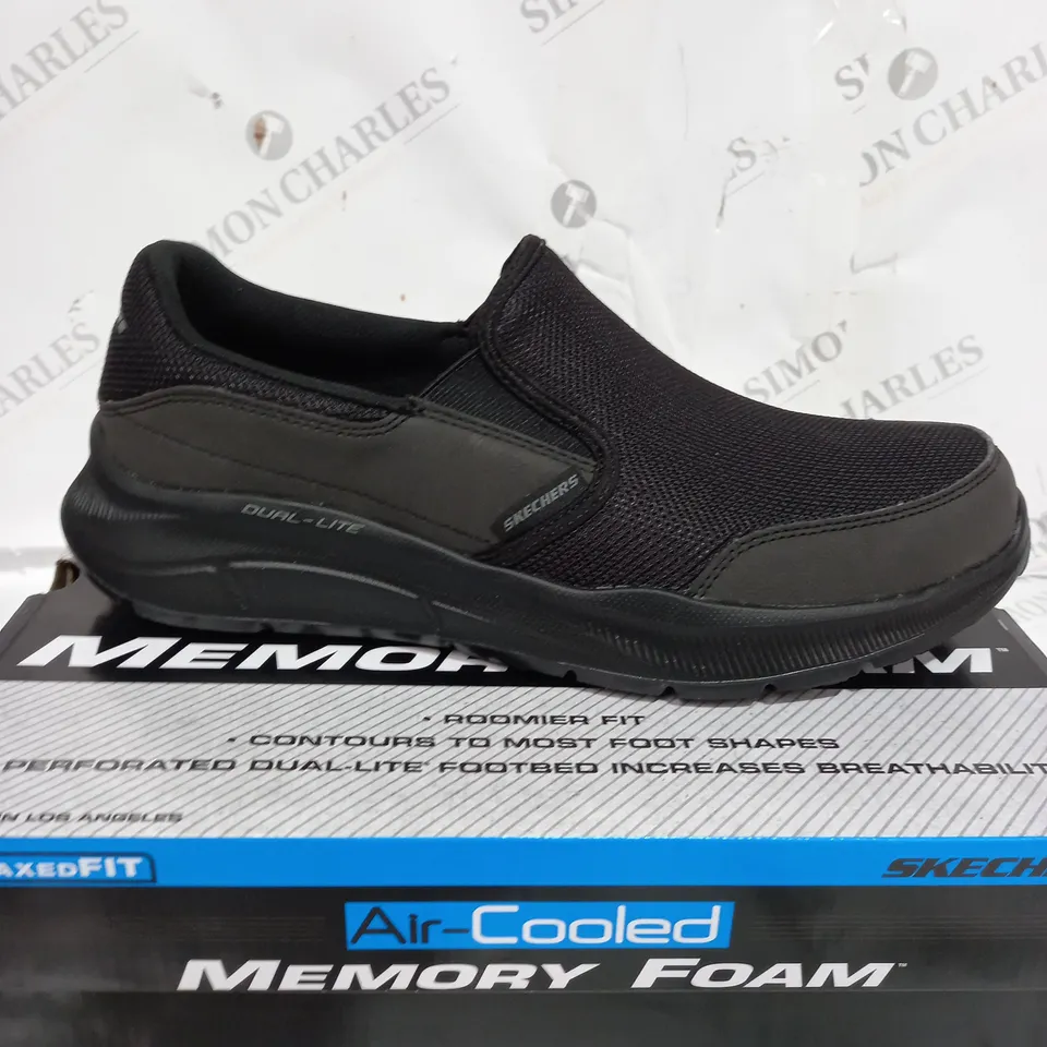 BOXED PAIR OF SKECHERS AIR COOLED MEMORY FOAM TRAINERS IN BLACK SIZE 9