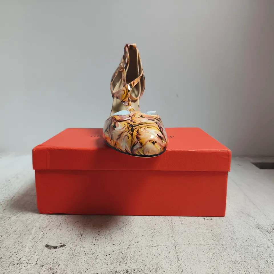 BOXED PAIR OF UNBRANDED CLOSED TOE MID STILETTO HEEL SHOES IN YELLOW/PINK/BLACK SWIRL SIZE EU 43