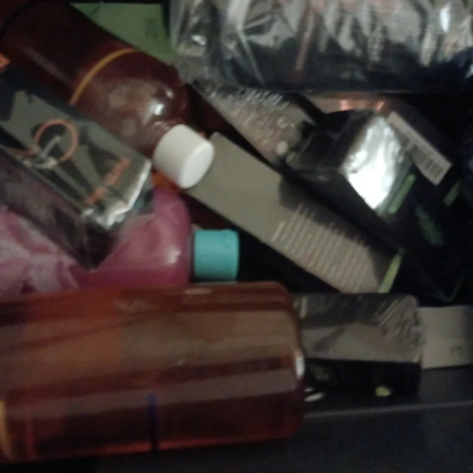 APPROXIMATELY 15 ASSORTED COSMETIC ITEMS TO INCLUDE LISTERINE, AUSSIE, ETC - COLLECTION ONLY