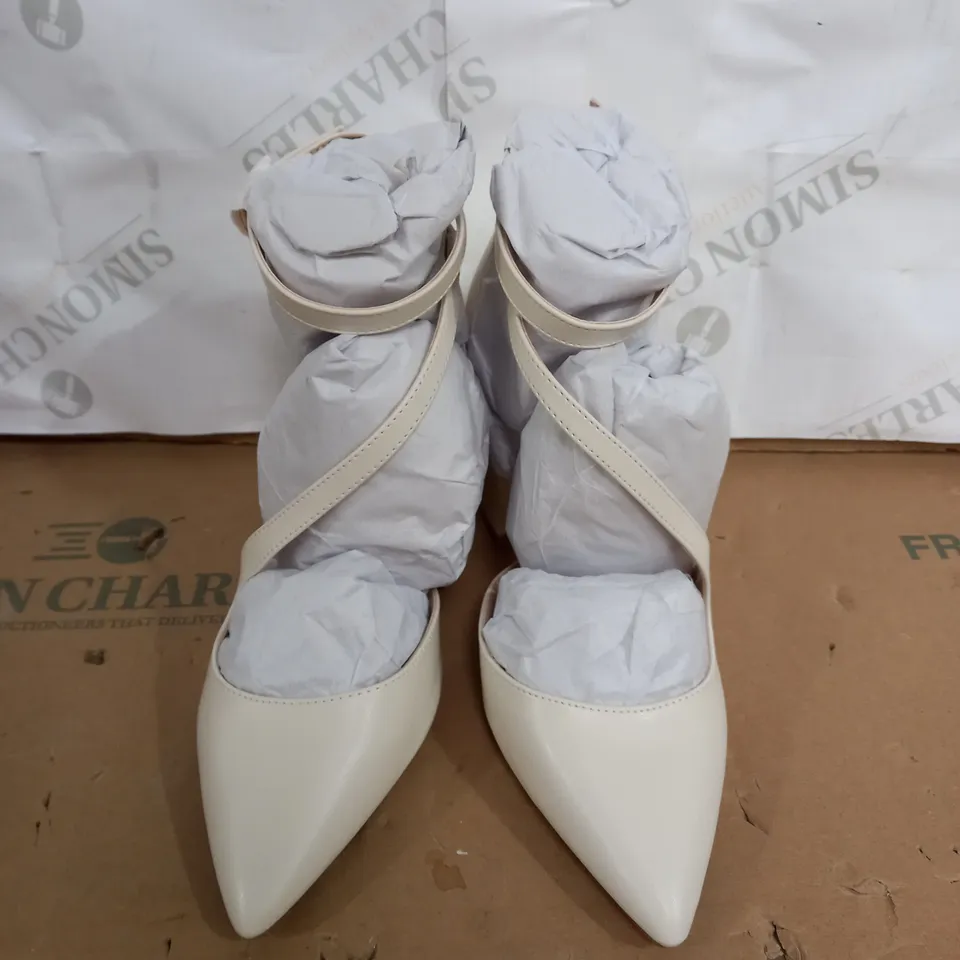 LONDON REBEL POINTED BLOCK HEEL SHOE IN WHITE SIZE 5