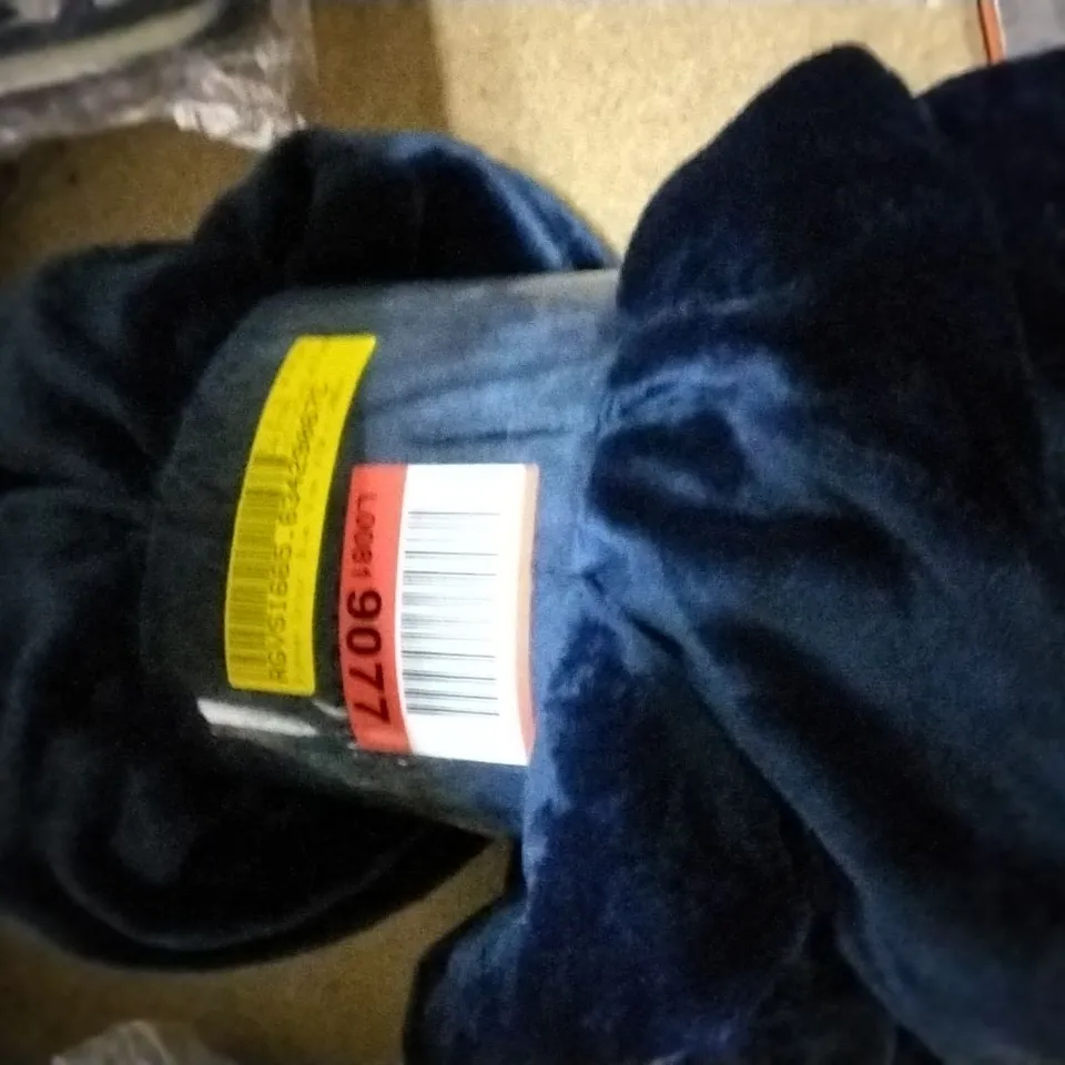 BLUE FLUFFY BLANKET SIZE: 150 X 200CM