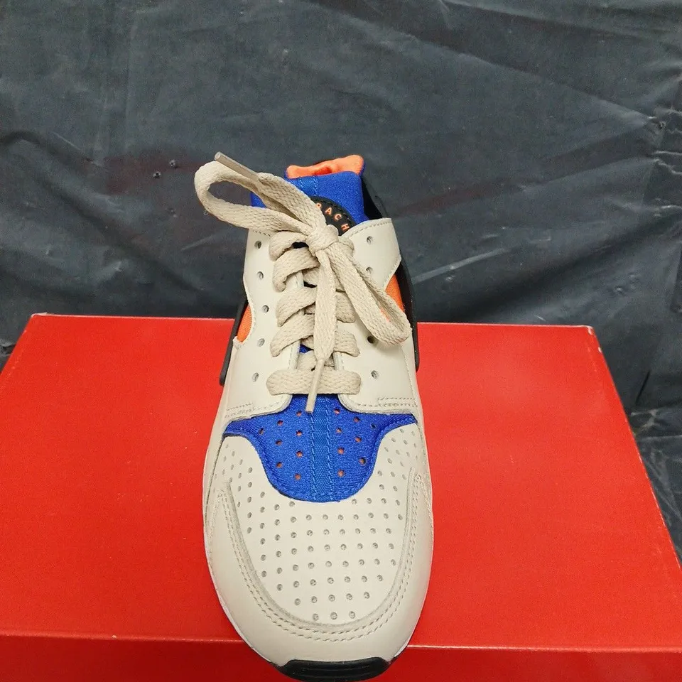 BOXED PAIR OF NIKE AIR HUARACHE TRAINERS - UK SIZE 4 
