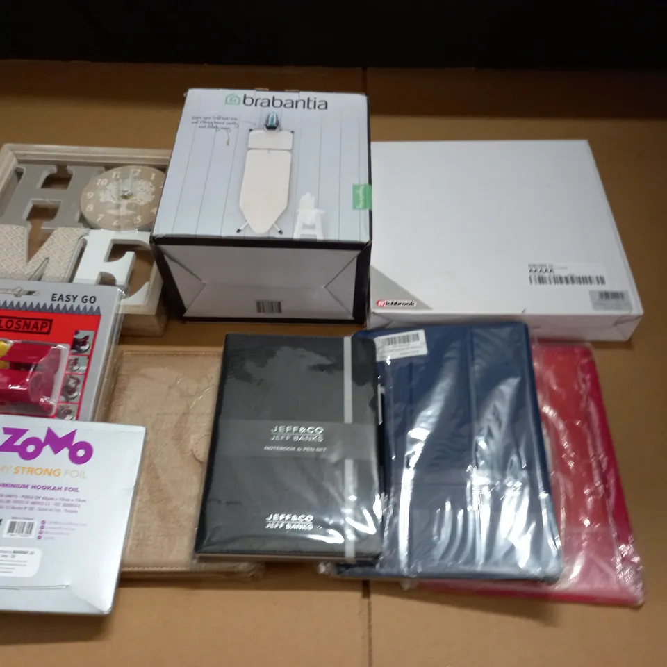 LOT OF APPROXIMATELY 23 ASSORTED HOUSEHOLD ITEMS TO INCLUDE RICHBOOK COLLAPSIBLE BUCKET, JEFF BANKS NOTEBOOK AND ALUMINIUM HOOKAH FOIL