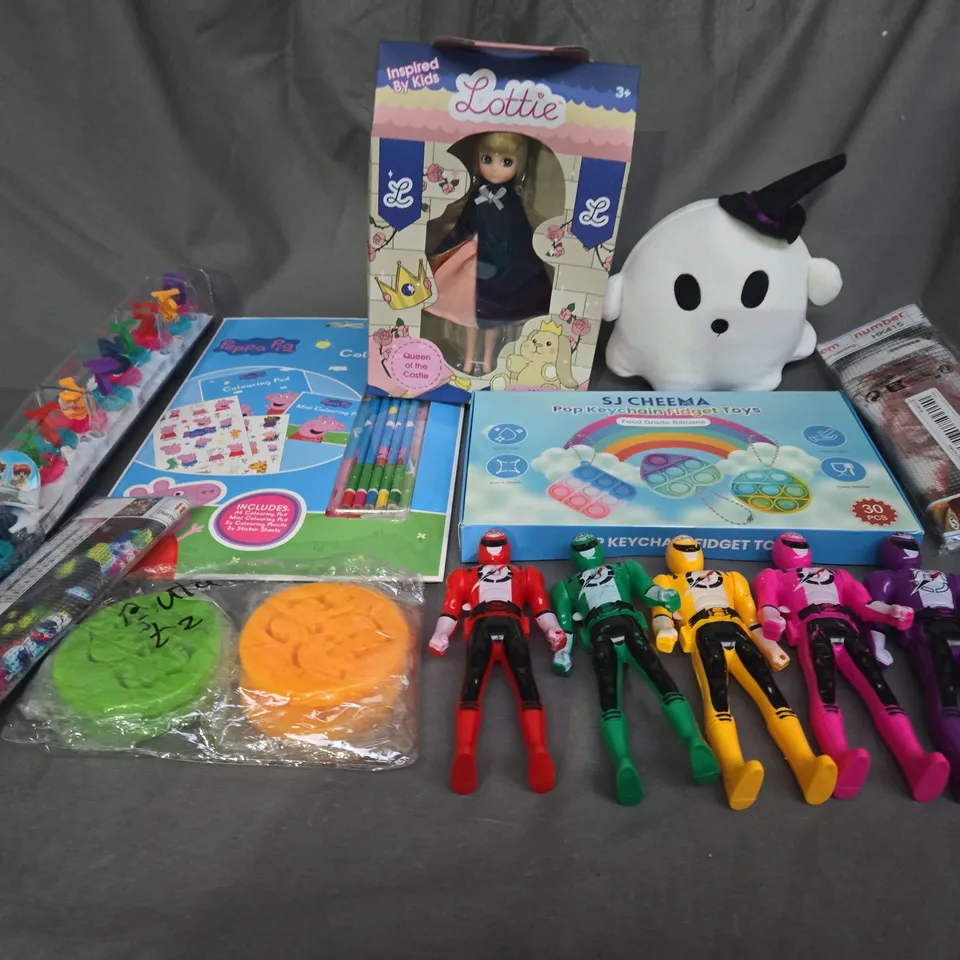 APPROXIMATELY 10 ASSORTED TOYS AND GAMES TO INCLUDE POWER RANGERS FIGURINES, TEDDIES AND PEPPA PIG