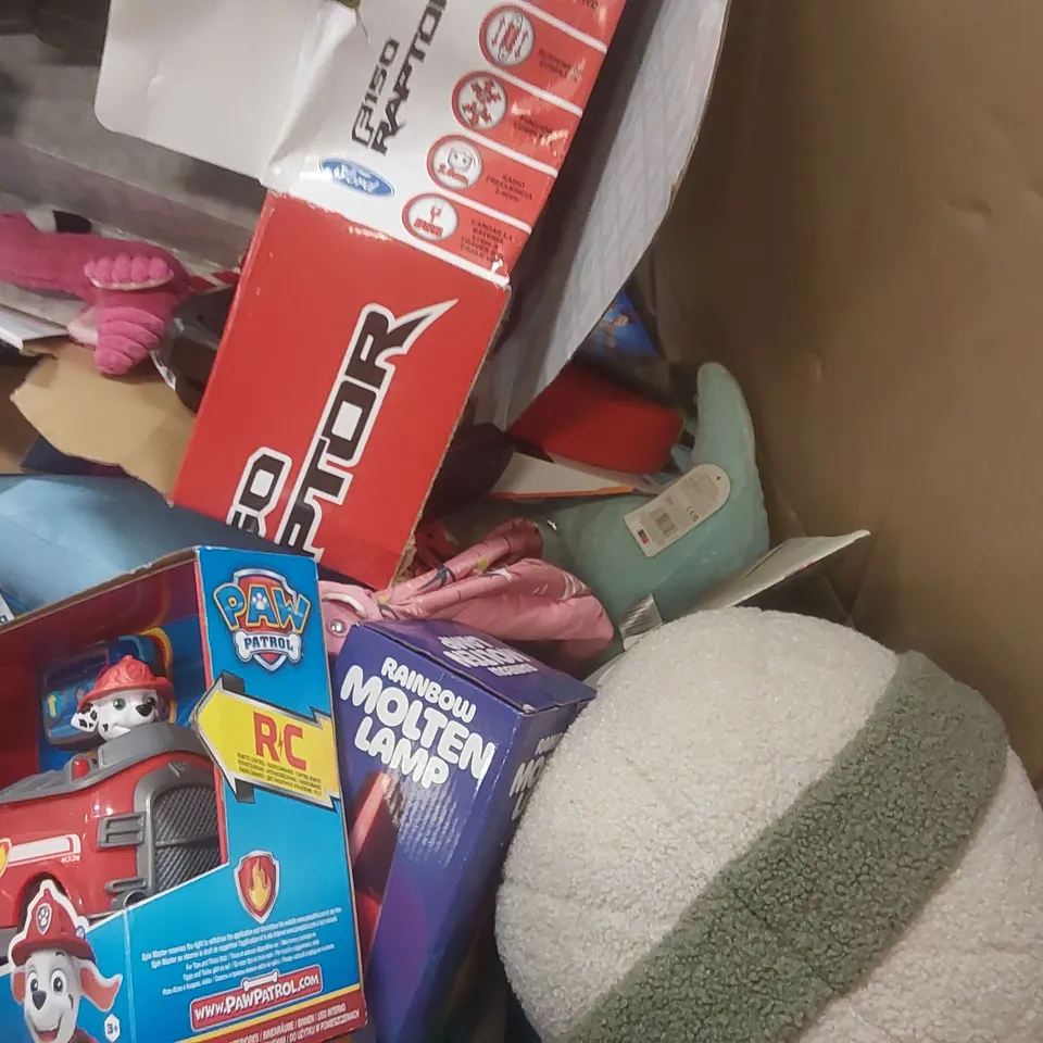 PALLET CONTAINING A LARGE QUANTITY OF ASSORTED TOYS INCLUDING: RC MONSTER TRUCK, BARBIE DREAM POOL, PAW PATROL RC FIRE TRUCK, LAVA LAMP ECT