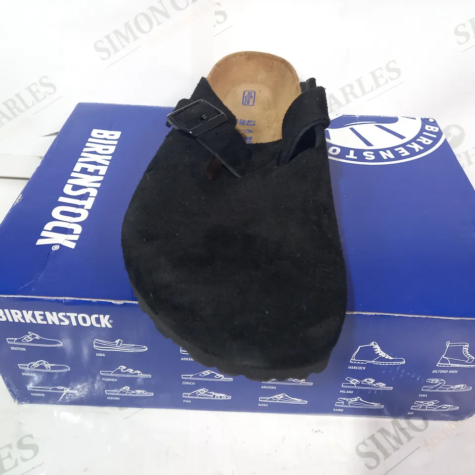 BOXED PAIR OF BIRKENSTOCK BOSTON BS SHOES IN BLACK UK SIZE 9