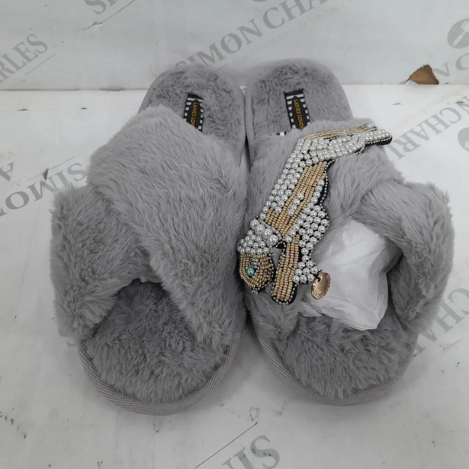 LAINES LONDON ANIMAL DESIGN SLIP ON COMFORT SLIDES IN GREY - LARGE