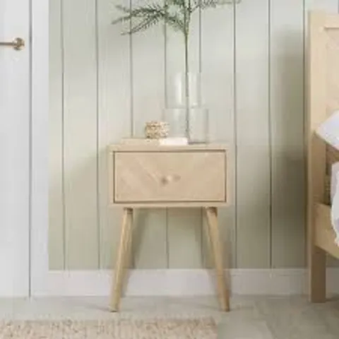 BOXED BIRLEA HERRINGFORD SINGLE DRAWER OAK BEDSIDE TABLE 