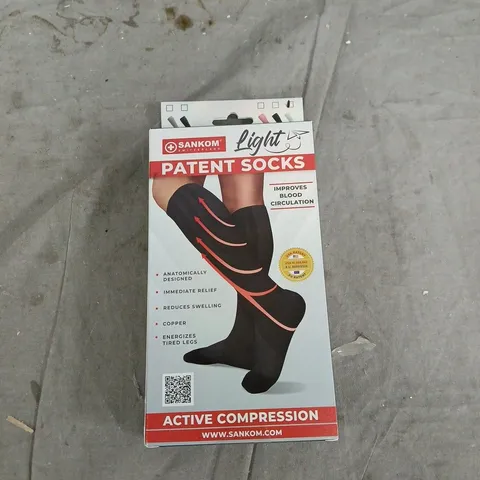 CAGE OF APPROXIMATELY 20 ASSORTED ITEMS TO INCLUDE: PATENT SOCKS AND WOOL BOOT SOCKS