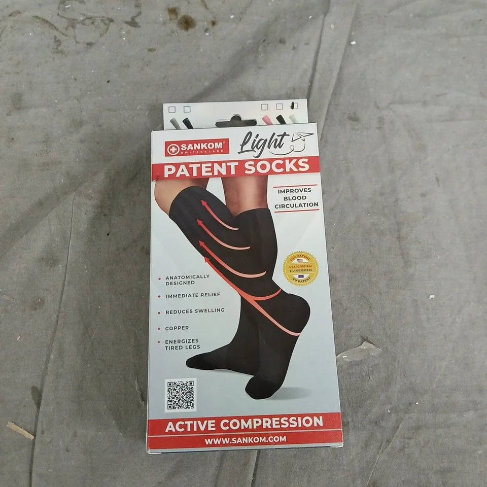 CAGE OF APPROXIMATELY 20 ASSORTED ITEMS TO INCLUDE: PATENT SOCKS AND WOOL BOOT SOCKS