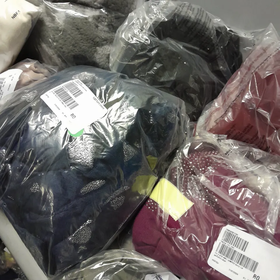 APPROXIMATELY 8 ASSORTED CLOTHING ITEMS IN VARIOUS SIZES, STYLES AND COLOURS 