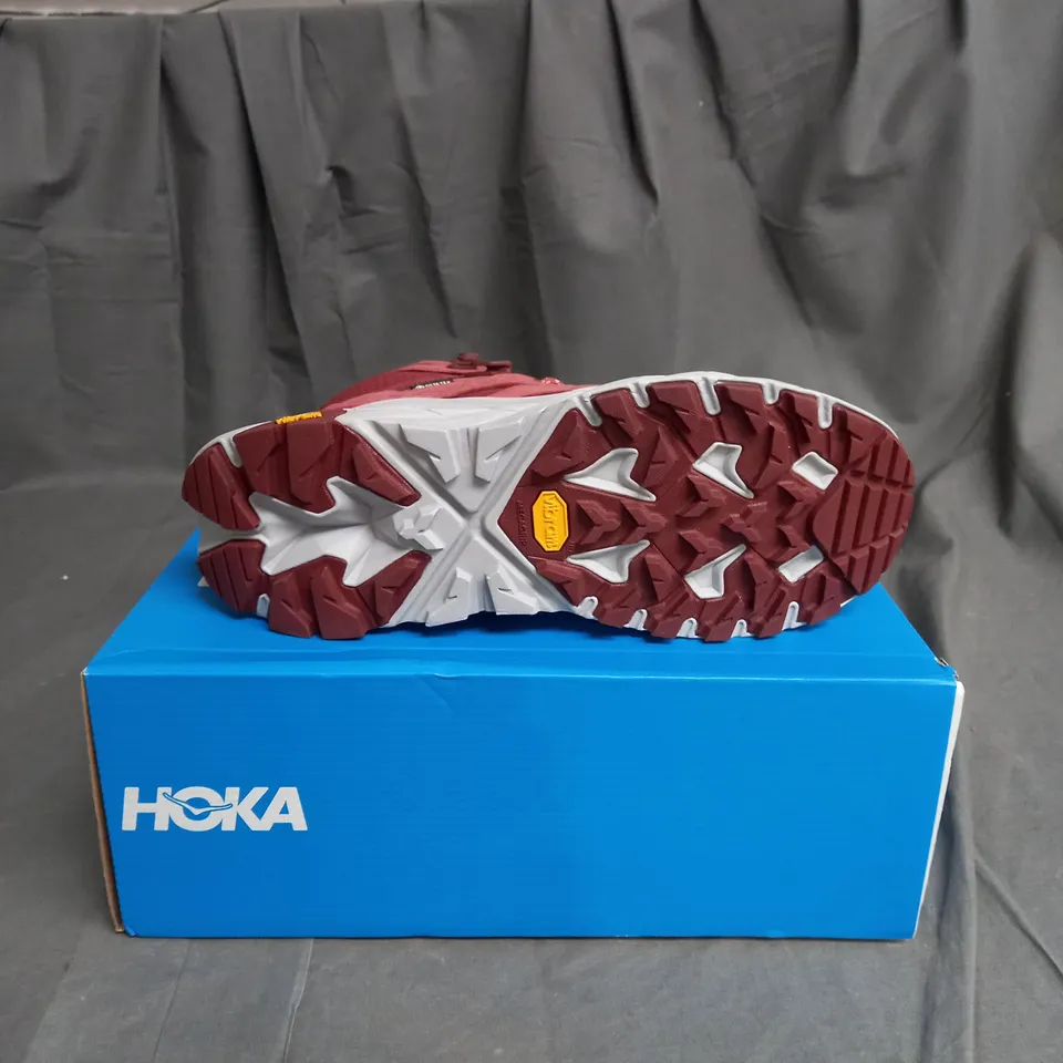 BOXED PAIR OF HOKA WOMEN'S ANACAPA MID GTX - HOT SAUCE / CHERRY MAHOGANY BOOTS SIZE 8