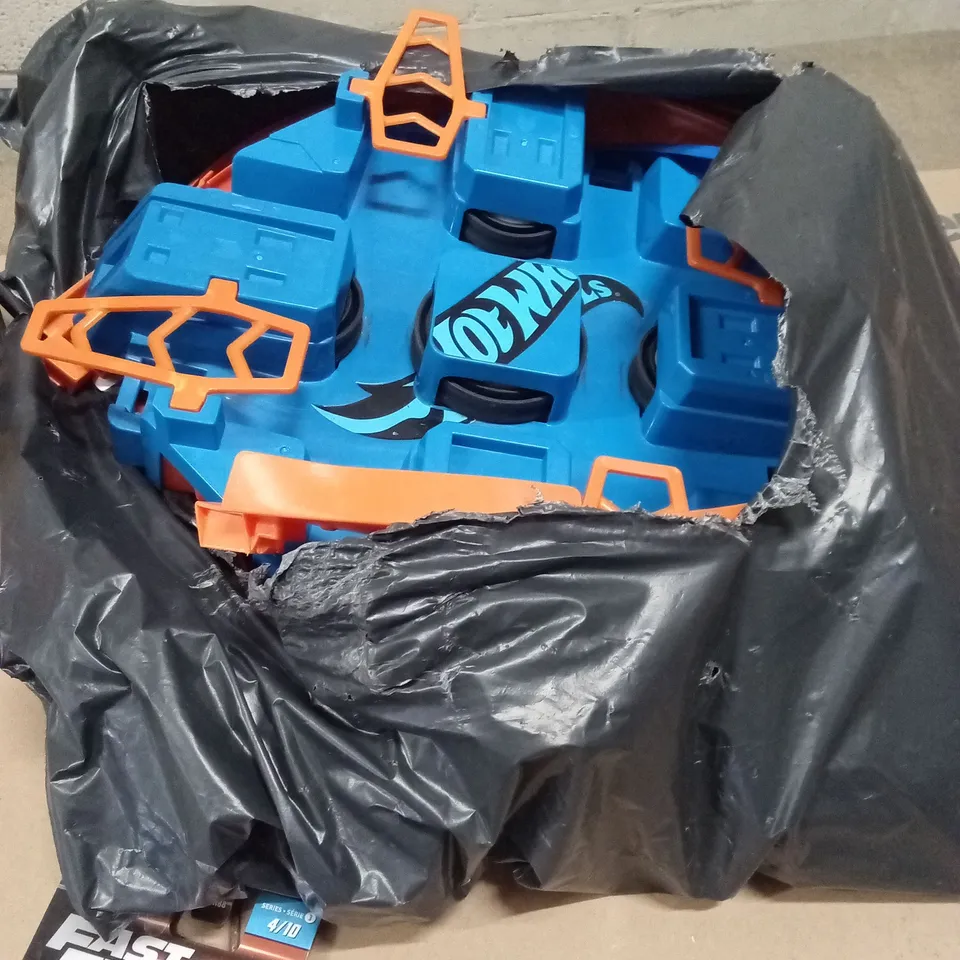 MIXED ASSORTMENT OF HOT WHEELS AND KIDS CAR TOYS AND ACCESSORIES