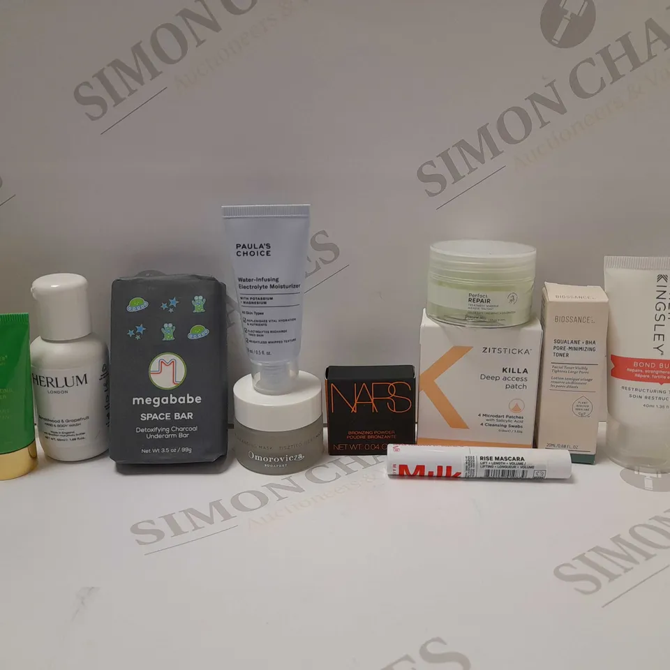 LOT OF APPROX 12 ASSORTED BEAUTY PRODUCTS TO INCLUDE CAUDALIE RADIANCE SERUM, NARS BRONZING POWDER, HERLUM BODY WASH, ETC