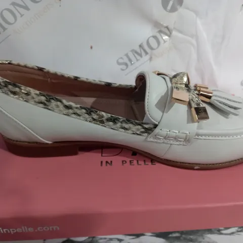 PAIR OF MODA IN PELLE ENLEENA OFF WHITE LEATHER SIZE 6,5