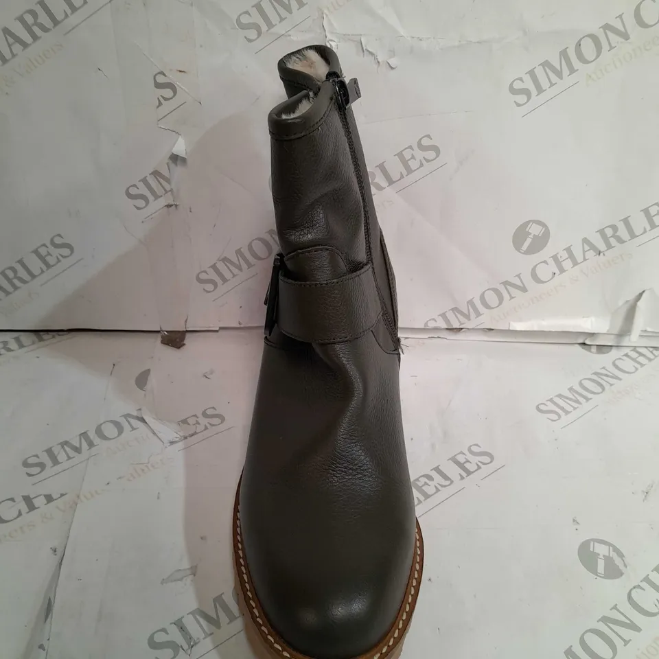 PAIR OF MODA IN PELLE CORNELIA BIKER BOOTS IN KHAKI UK SIZE 6