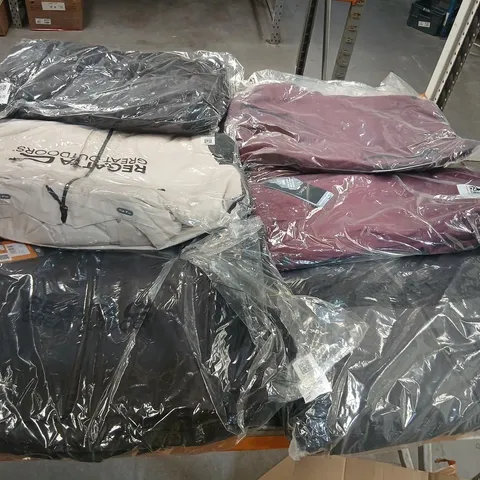 APPROXIMATELY 28 ITEMS OF ASSORTED REGATTA/DARE2B CLOTHING AND ACCESSORIES