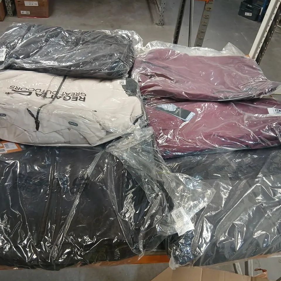 APPROXIMATELY 28 ITEMS OF ASSORTED REGATTA/DARE2B CLOTHING AND ACCESSORIES