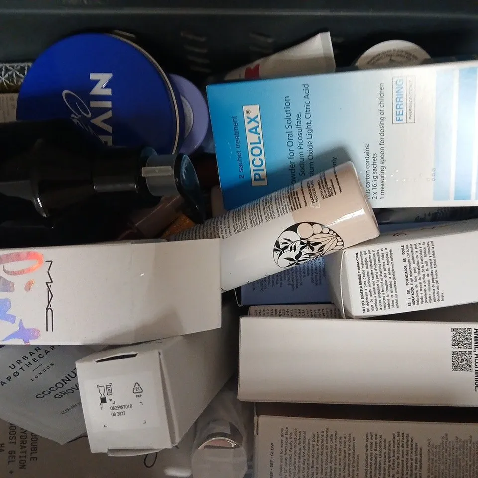 APPROXIMATELY 18 ASSORTED COSMETIC ITEMS INCLUDING VARIOUS MAKES AND BRANDS - COLLECTION ONLY