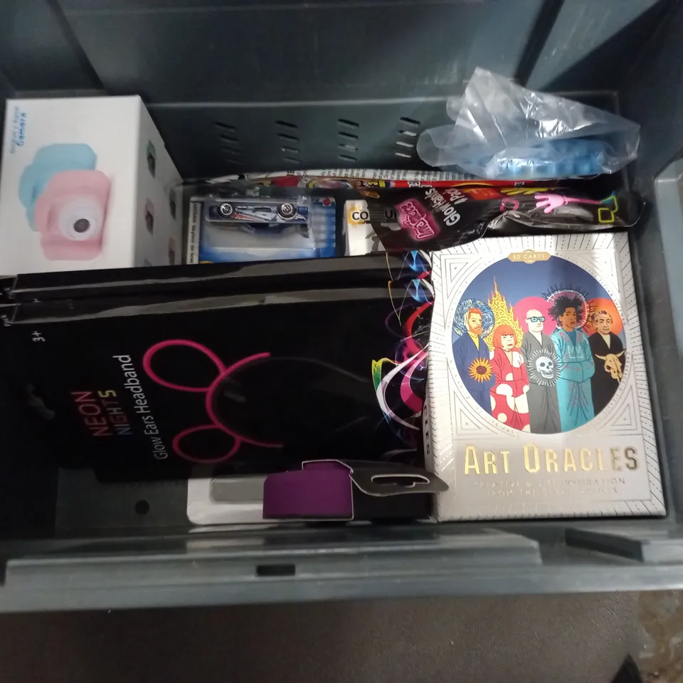 LO TOF ASSORTED HOUSEHOLD ITEMS TO INCLUDE DERWENT CHARCOAL PENCILS, DRAGON THEMED WALLET AND TIPP-EX