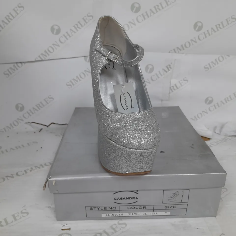 BOXED PAIR OF CASANDRA PLATFORM STRAP SHOE IN SILVER GLITTER SIZE 6