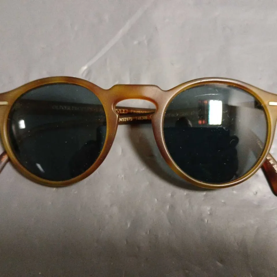 OLIVER PEOPLES BROWN FRAMED GLASSES IN CASE