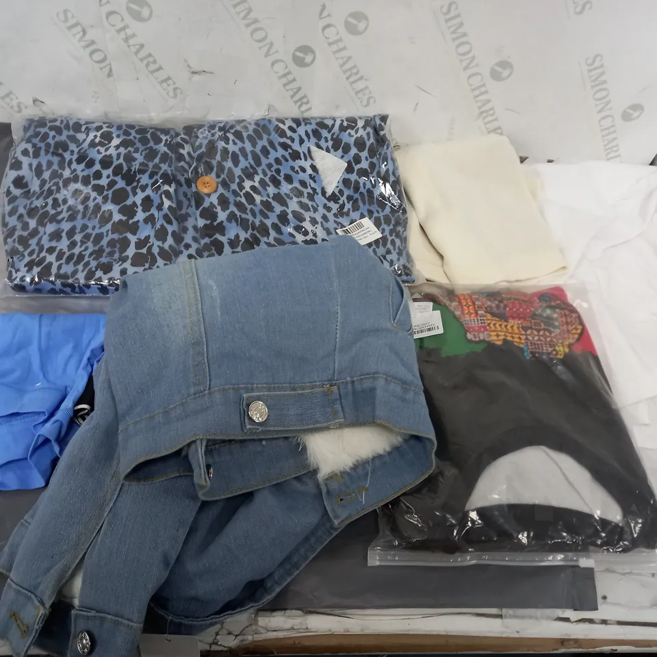 LARGE QAUNTIITY OF ASSORTED CLOTHING ITEMS TO INCLUDE DRESSES, JEANS, SHIRTS, ETC