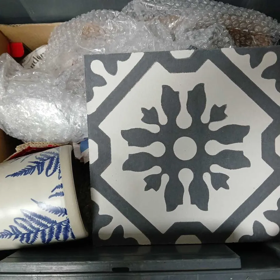 APPROXIMATELY 10 ASSORTED FRAGILE HOUSEHOLD ITEMS TO INCLUDE TEACUPS, MUGS, GLASSES, ETC - COLLECTION ONLY