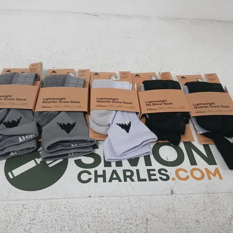 APPROXIMATELY 33 PAIRS OF ASSORTED BURTON LIGHTWEIGHT QUARTER CREW SOCKS – ASSORTED COLOURS IN RETAIL PACKAGING