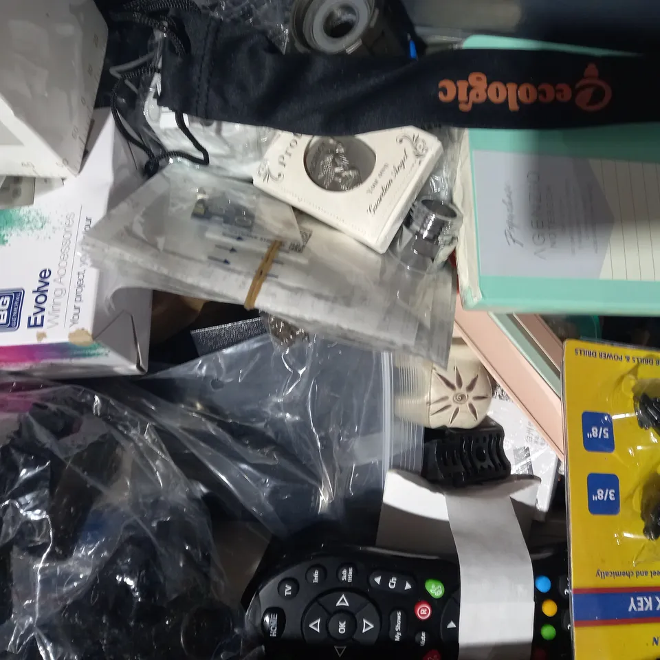 LOT OF APPROXIMATELY 10 ASSORTED HOUSEHOLD ITEMS TO INCLUDE ICE CREAM SCOOP, 24 HOUR MECHANICAL TIMER SWITCH, 2PC SINK STRAINER, ETC