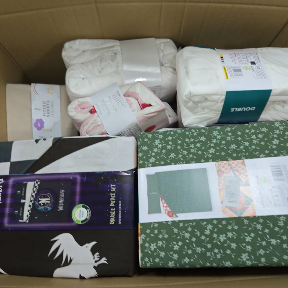 BOX OF APPROXIMATELY 12 ASSORTED BEDDING & SOFT FABRICS ITEMS TO INCLUDE - DUVET SET - FITTED SHEET ETC. 