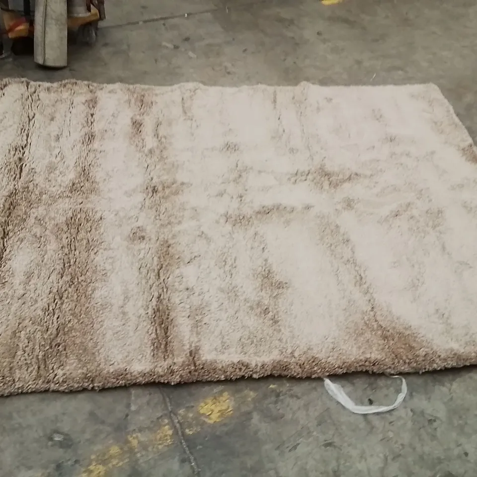 QUALITY DESIGNER AREA RUG - APPROXIMATELY 290X200CM
