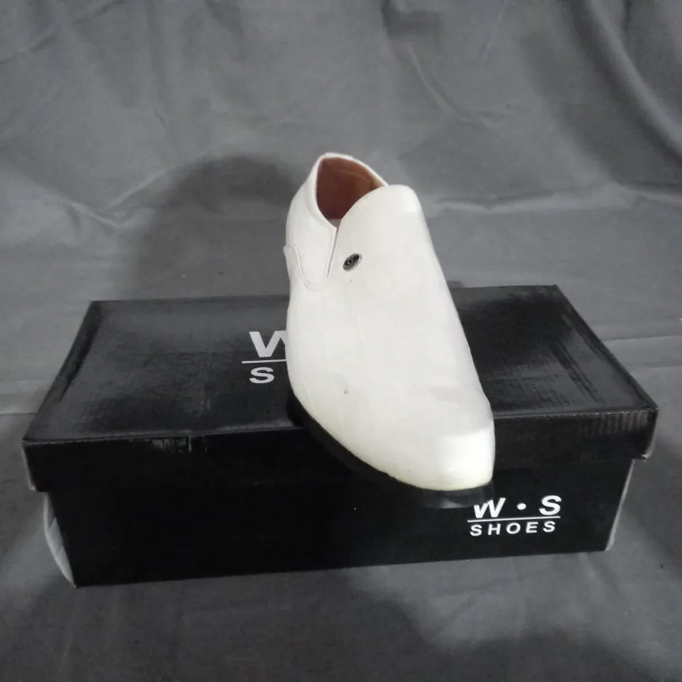 APPROXIMATELY 10 BOXED PAIR OF LOAFERS IN VARIOUS SIZES 