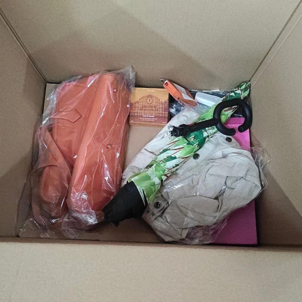 LOT OF APPROXIMATELY 17 ASSORTED ITEMS TO INCLUDE LEATHER BAG, UMBRELLAS, LAUNDRY BIN AND CAN OPENER