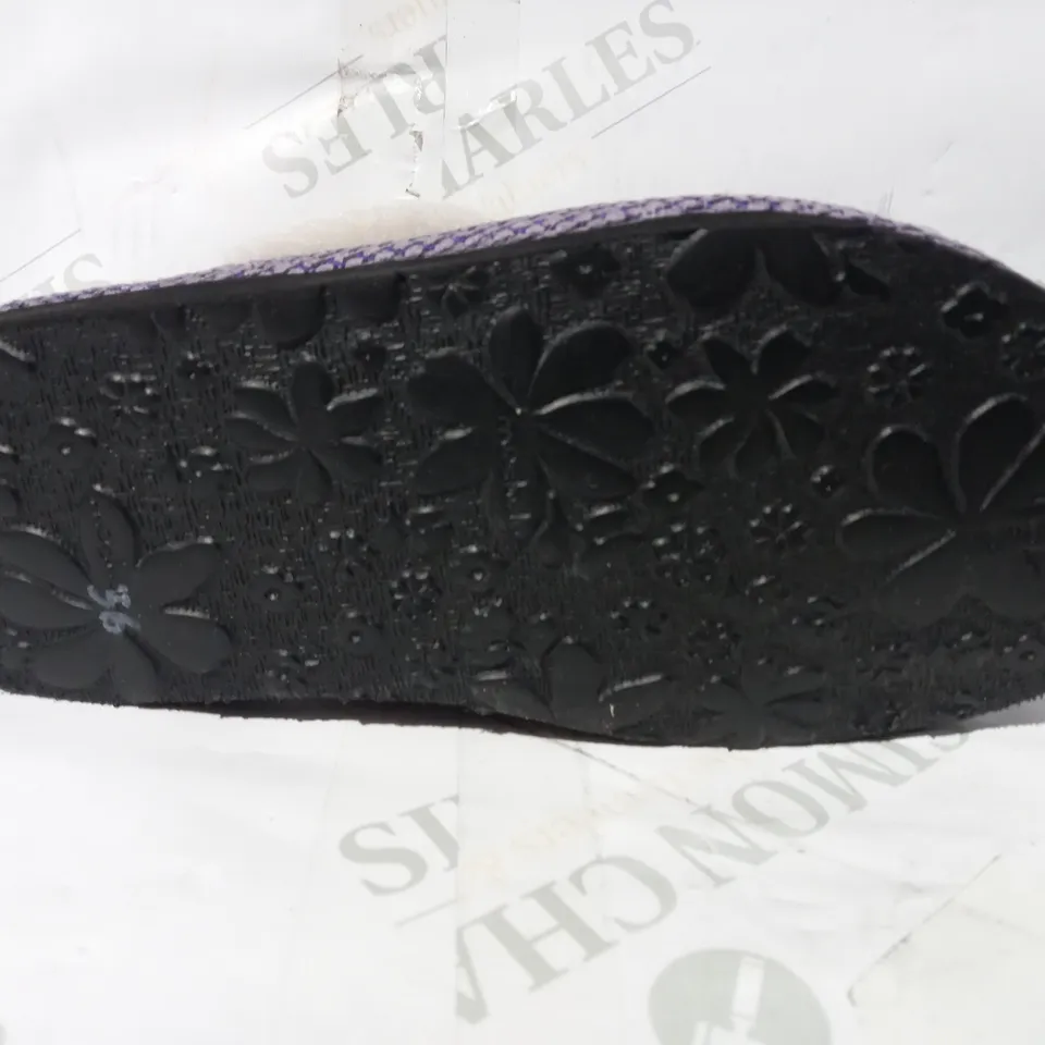 BOXED PAIR OF MOSHULU MULTICOLOURED SLIP ON SLIPPERS UK SIZE 3