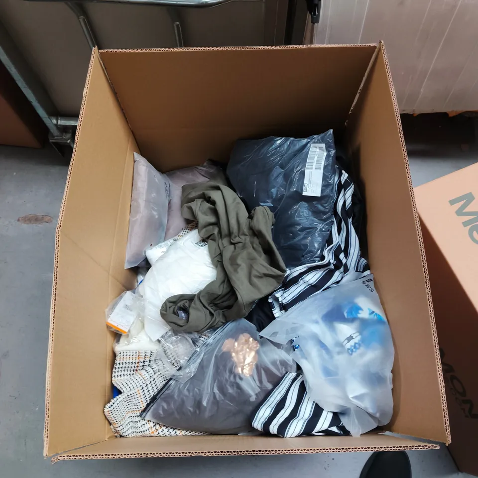 BOX OF APPROXIMATELY 20 ASSORTED CLOTHING ITEMS TO INCLUDE: LOMO TRI X SWIMMING SOCKS 