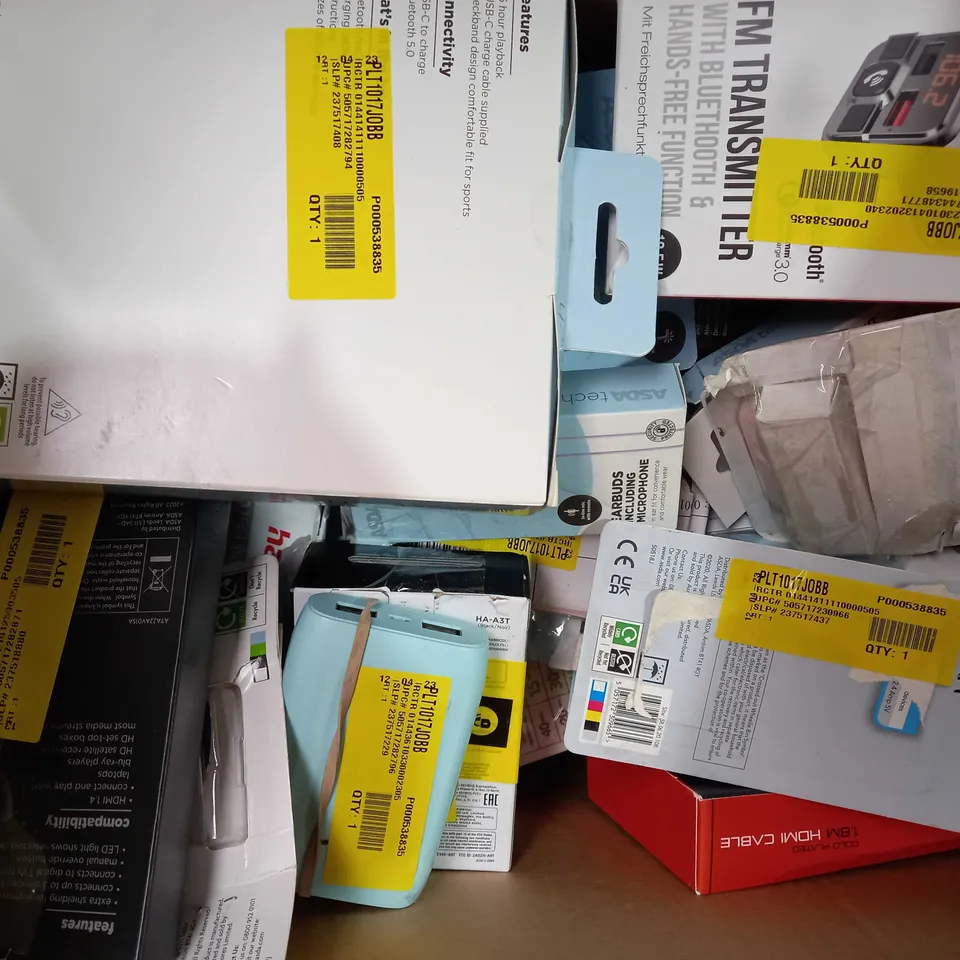 BOX OF APPROXIMATELY 20 ASSORTED ELECTRICAL ITEMS TO INCLUDE MIXX PLAY WIRELESS EARPHONES, BLACKWEB SAMSUNG GALAXY DUAL LAYER CASE, BLACKWEB SYNC AND CHARGE CABLE, ETC