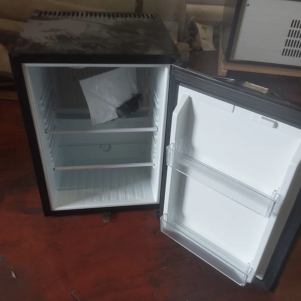 BLIZZARD BMB40 40L SINGLE SOLID DOOR MINI BAR FRIDGE