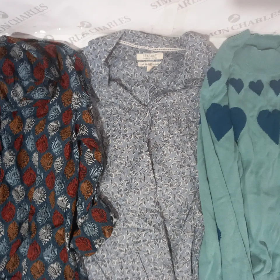 BOX OF APPROXIMATELY 15 ASSORTED CLOTHING AND FASHION ITEMS IN VARIOUS STYLES AND SIZES TO INCLUDE WHITE STUFF, SEASALT, ETC