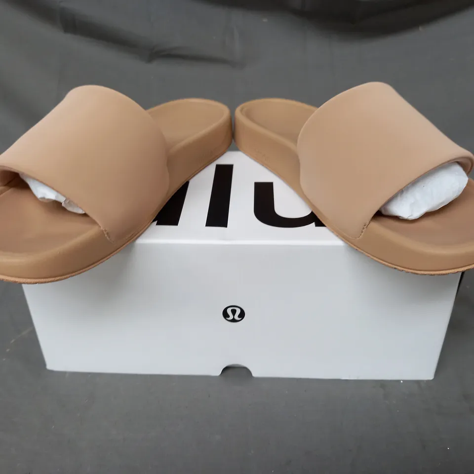 BOXED PAIR OF LULULEMON RESTFEEL SLIDERS IN BEIGE UK SIZE 6.5