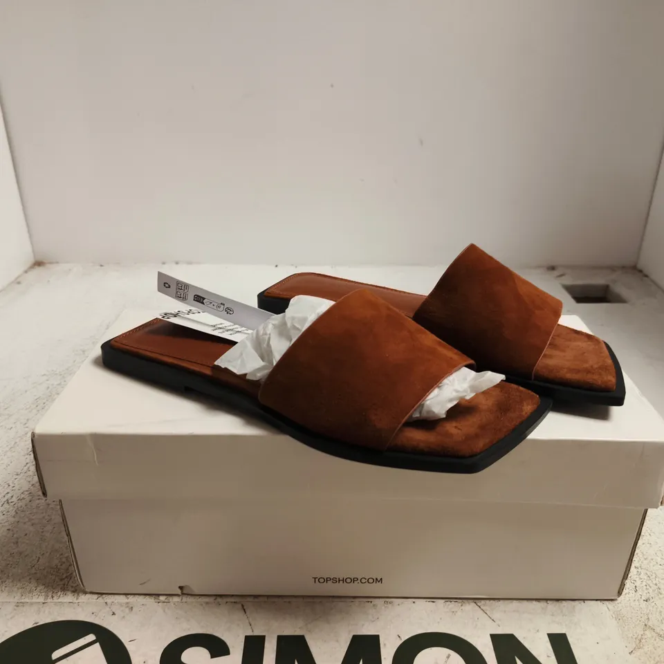 TOPSHOP SARA REAL SUEDE MULE FLAT SANDAL – TAN, UK 5