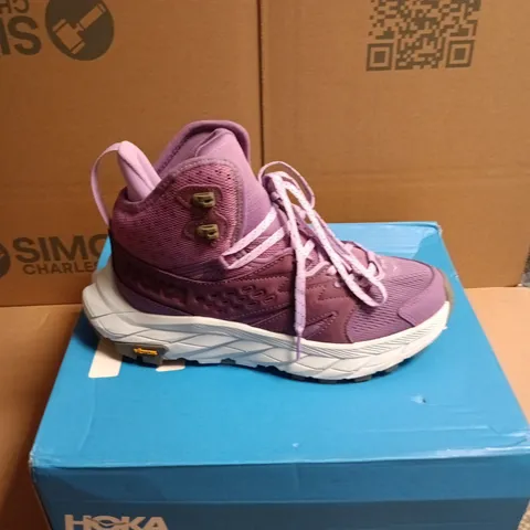 BOXED PAIR OF HOKA ANACAPA BREEZE MID WOMEN'S HIKING BOOTS - 6.5