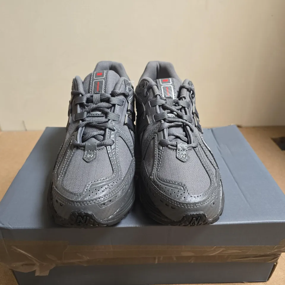 BOXED PAIR OF NEW BALANCE 1906R MEN'S RUNNING SHOES – UK SIZE 8