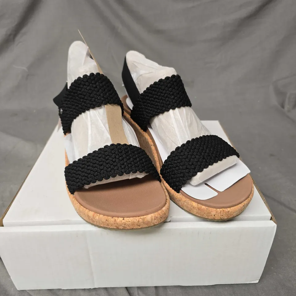 PAIR OF SKECHERS ARCH FIT SANDALS - 7