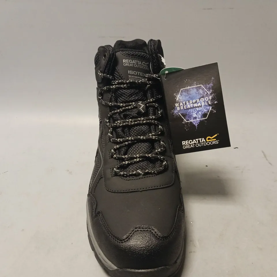 BOXED PAIR OF REGATTA VENDEAVOUR BOOTS IN BLACK/GRANITE UK SIZE 9