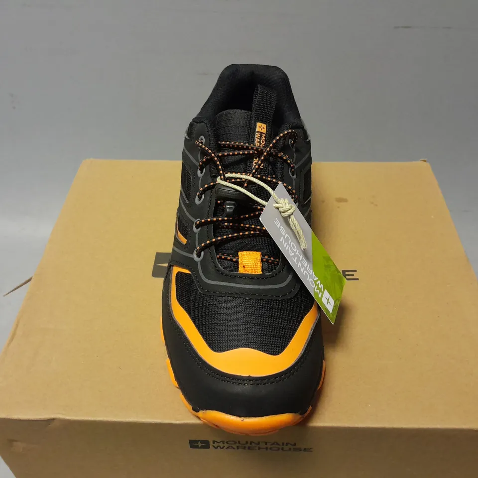 BOXED PAIR OF MOUNTAIN WAREHOUSE KIDS RUNNING TRAINERS IN BLACK/ORANGE - UK 4