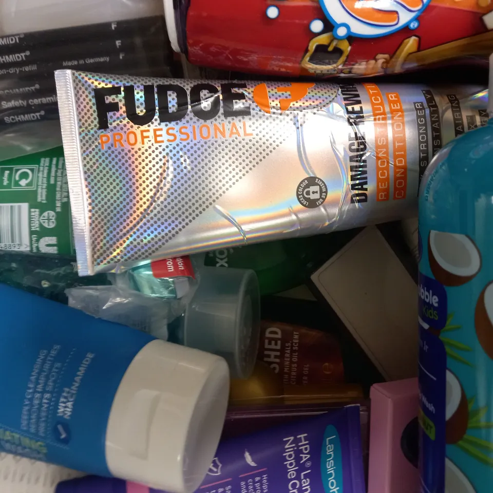 LOT OF APPROXIMATELY 20 ASSORTED HEALTH & BEAUTY ITEMS, TO INCLUDE PALMER'S, ST IVES, THE ORDINARY, ETC