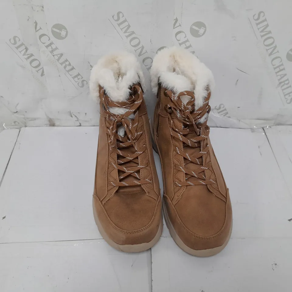 PAIR OF SKECHERS GLACIAL ULTRA COZYLY BOOTS IN CHESTNUT SIZE 6