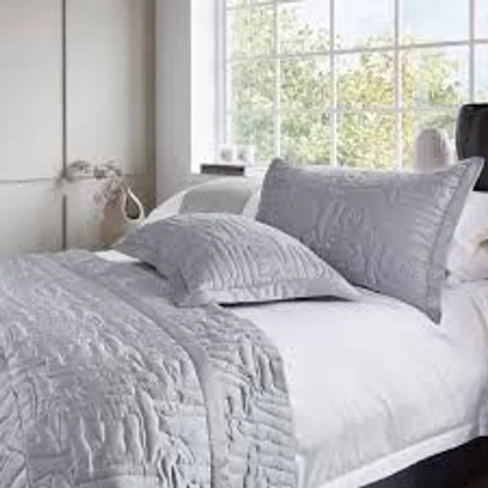 KELLY HOPPEN ABSTRACT GEO BEDSPREAD SET
